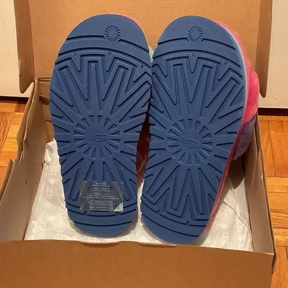 UGG Slippers - Picture 5 of 5